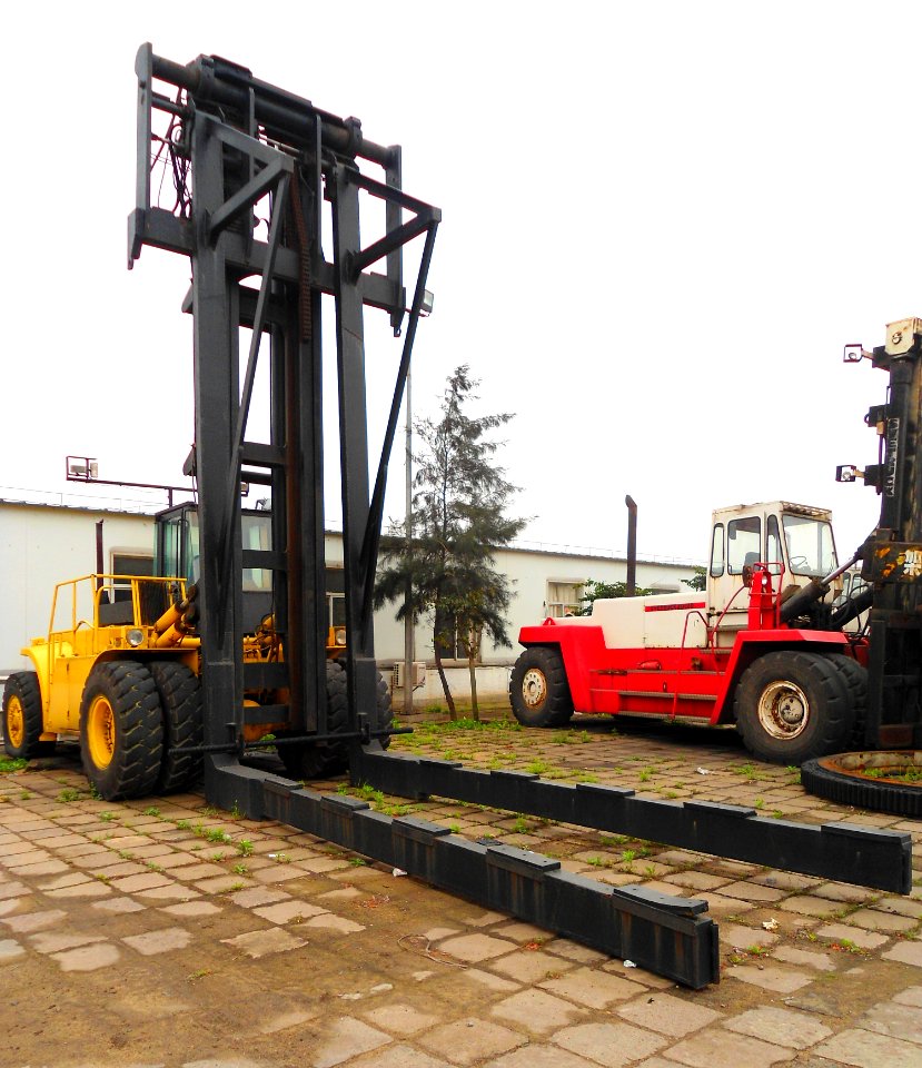 Straight mast container handler 02