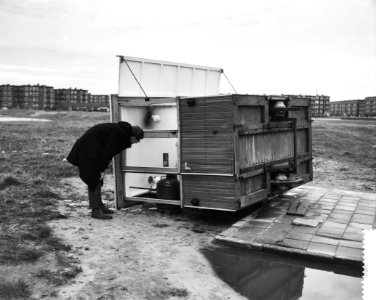 Stormschade in Amsterdam, omgewaaide friteskraam, Bestanddeelnr 911-8415