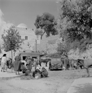 Straathandel op de markt van Safad (Safed). Vrouwen brengen groenten aan de man., Bestanddeelnr 255-4000
