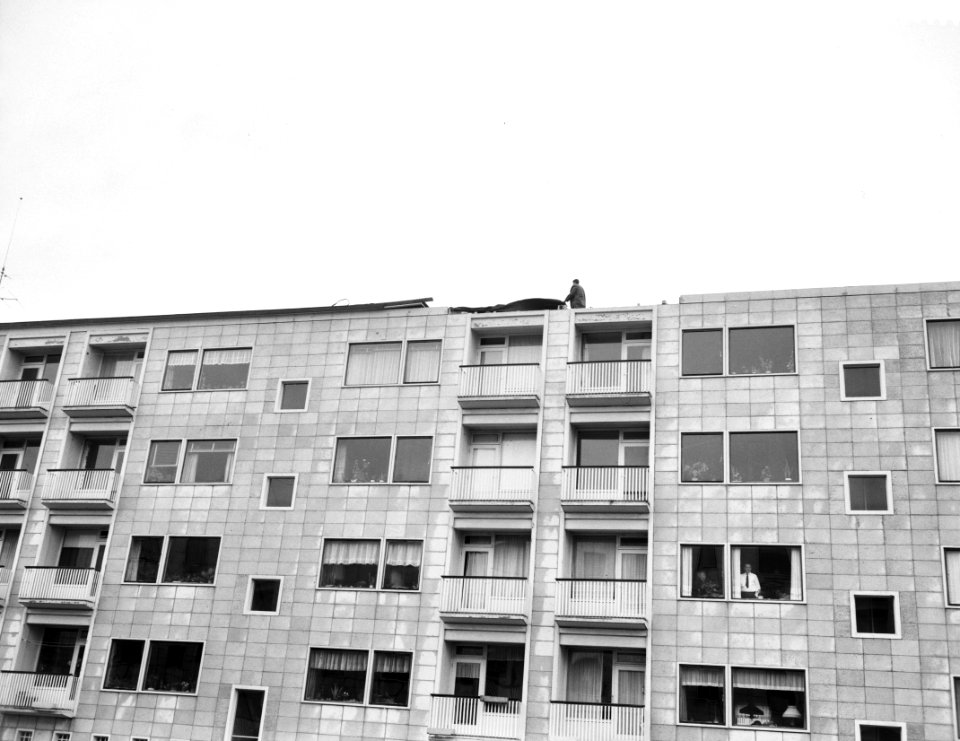 Stormschade in Amsterdam, dak weggewaaid van flat aan de aan de Comeniusstraat t, Bestanddeelnr 911-8414