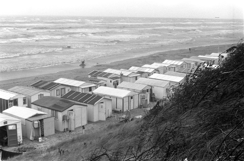 Stormweer op Zandvoort Strandhuisjes tijdens storm, Bestanddeelnr 912-8057