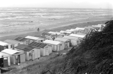 Stormweer op Zandvoort Strandhuisjes tijdens storm, Bestanddeelnr 912-8057