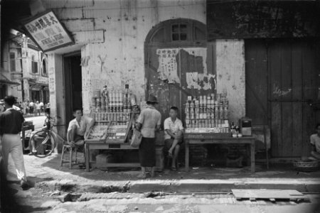 Straatventers bij een hoekpand in de Chinese wijk van Palembang, Bestanddeelnr 123-5-3