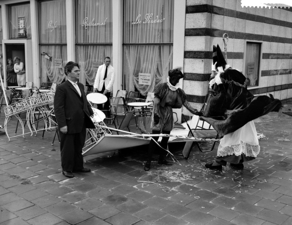 Stormschade in Amsterdam, Sint en Piet bekijken schade aan cafeterras, Bestanddeelnr 911-8420