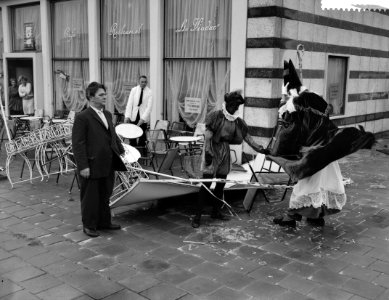 Stormschade in Amsterdam, Sint en Piet bekijken schade aan cafeterras, Bestanddeelnr 911-8420
