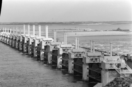 Stormvloedkering Oosterschelde bijna gereed overzicht, Bestanddeelnr 933-7526