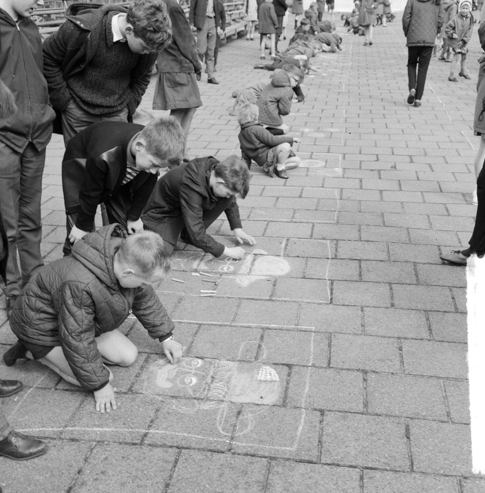 Straattekenwedstrijd bevrijdingsfeesten Amsterdam, Bestanddeelnr 916-3948