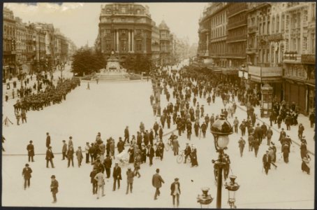 Straattafereel in Brussel met militairen en burgers Place de Brouckère, Bestanddeelnr 158-1761