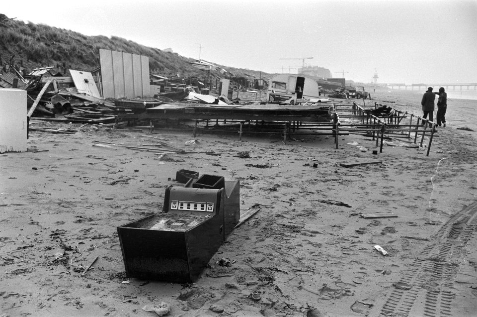 Stormschade aan strandtenten en paviljoens in Scheveningen, Bestanddeelnr 930-7823