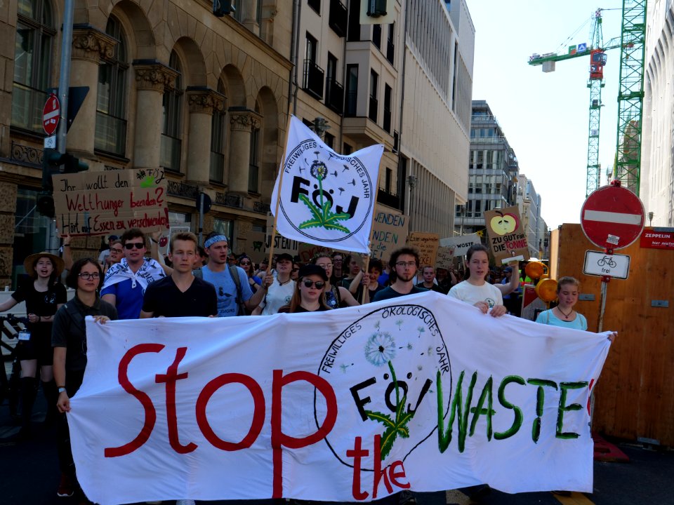 StopTheWaste FÖJ demonstration 30