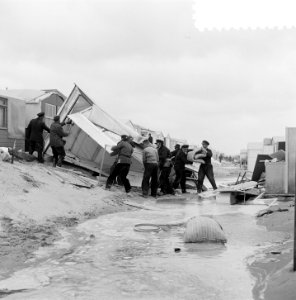Stormschade aan strandhuisjes te Zandvoort, Bestanddeelnr 907-1439