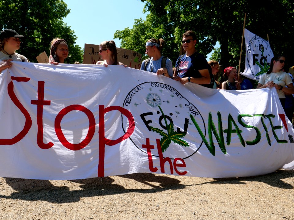 StopTheWaste FÖJ demonstration 50