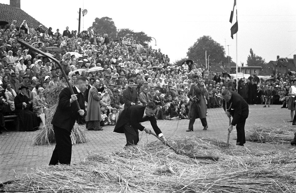 Stoppelhaenefeest in Raalte Pastoor, burgemeester en dominee dorsen, Bestanddeelnr 912-8657