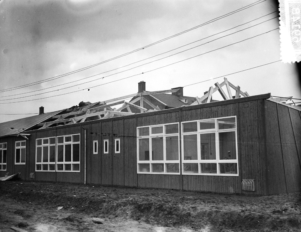Stormschade Amsterdam, dak van bewaarschool West, Bestanddeelnr 906-9148