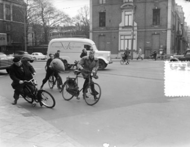 Stormplaatje Frederiksplein fietsers waaien om, Bestanddeelnr 905-6371