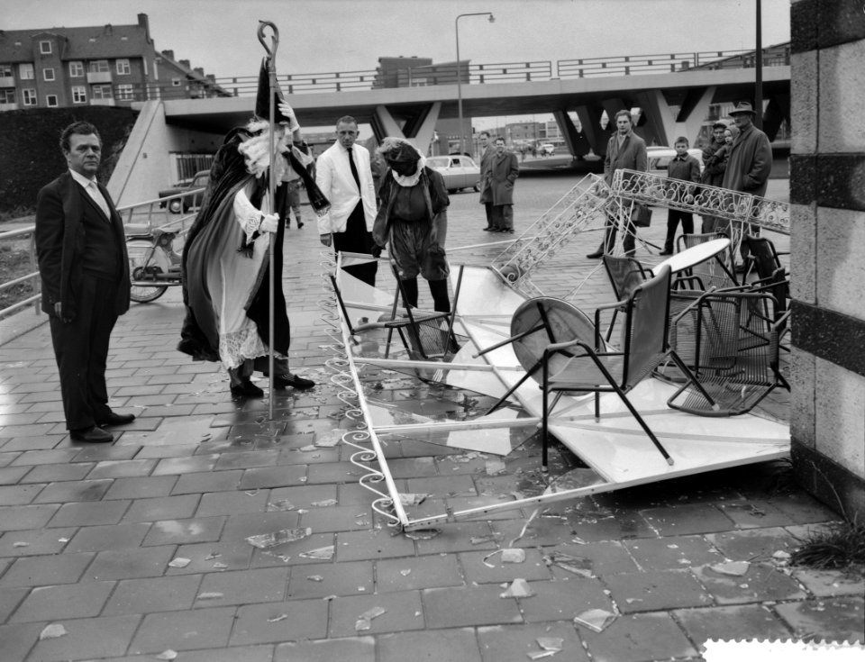 Stormschade in Amsterdam, Sint en Piet bekijken schade aan cafeterras, Bestanddeelnr 911-8416