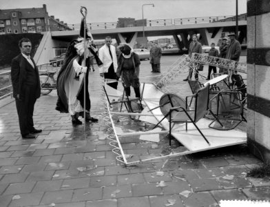 Stormschade in Amsterdam, Sint en Piet bekijken schade aan cafeterras, Bestanddeelnr 911-8416