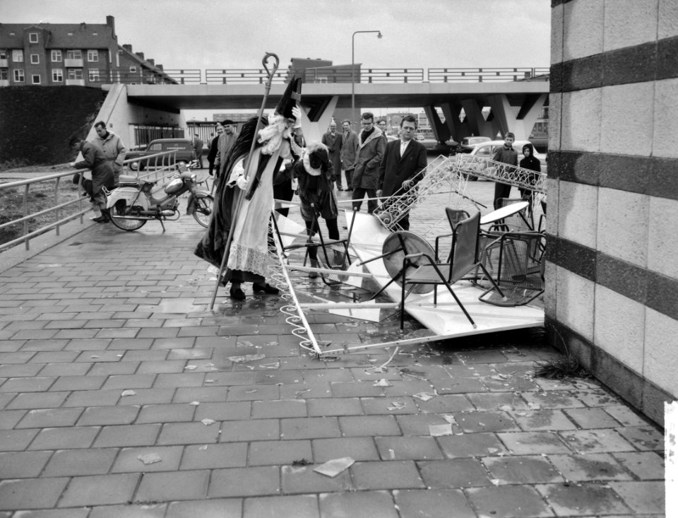 Stormschade in Amsterdam, Sint en Piet bekijken schade aan cafeterras, Bestanddeelnr 911-8419