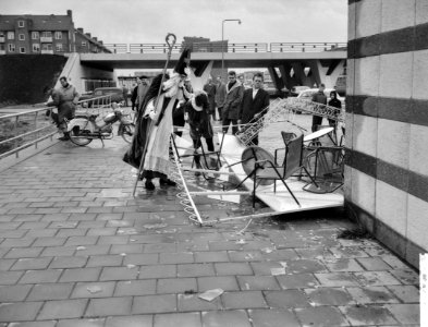 Stormschade in Amsterdam, Sint en Piet bekijken schade aan cafeterras, Bestanddeelnr 911-8419
