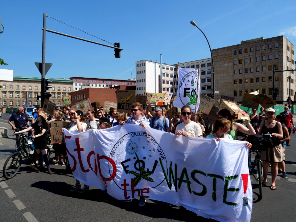 StopTheWaste FÖJ demonstration 33