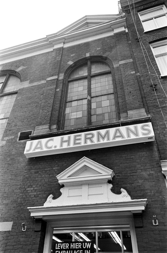Supermarkt van Jac Hermans in kerk van Albert Cuypstra interview. Exterieur kerk, Bestanddeelnr 921-1822
