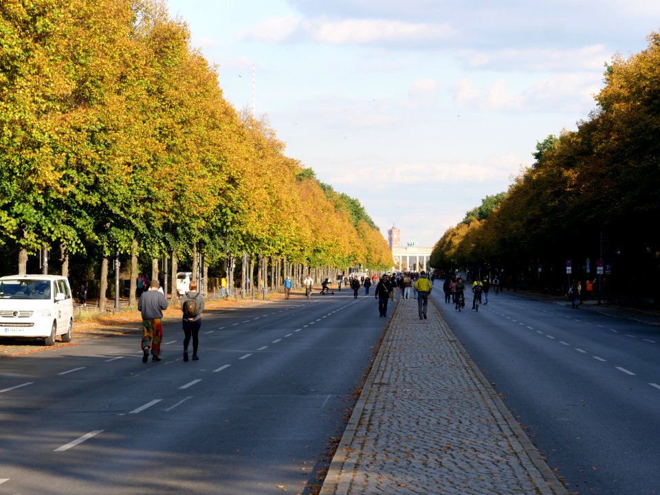 Straße des 17. Juni during Extinction Rebellion blockade of Großer Stern 08