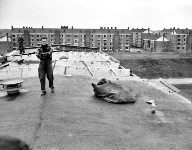 Stormschade in Amsterdam, flatgebouw met afgewaaid dak, Bestanddeelnr 911-8422