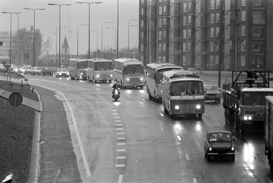 Supporters van AZ67 rijden in 150 bussen door Amsterdam, Bestanddeelnr 926-3204
