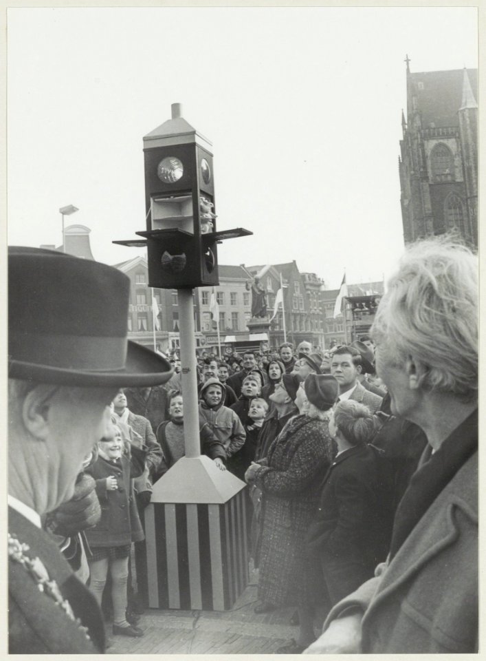Stoplichtfestiviteit i.v.m. de heropening (voetgangersdomein) van de Grote Markt. Links burgemeester Cremers. NL-HlmNHA 54011663