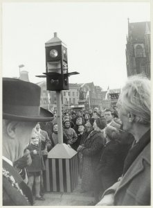 Stoplichtfestiviteit i.v.m. de heropening (voetgangersdomein) van de Grote Markt. Links burgemeester Cremers. NL-HlmNHA 54011663