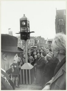 Stoplichtfestiviteit i.v.m. de heropening (voetgangersdomein) van de Grote Markt. Links burgemeester Cremers. NL-HlmNHA 54011663 photo