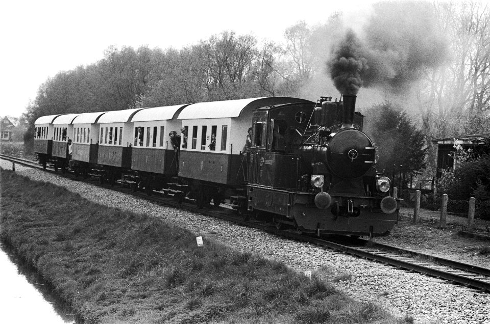 Stoomtram tijdens rit op route Amsterdam Uithoorn, Bestanddeelnr 929-6928