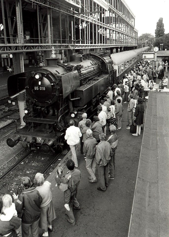 Stoomtreinfeest georganiseerd door recreatie 't Bolwerk i.v.m. het opgeheven lijntje Haarlem-IJmuiden. Aangekocht in 1988 van United Photos de Boer bv. - Negatiefnummer 27992 K 7 A. - Gepubliceerd in 