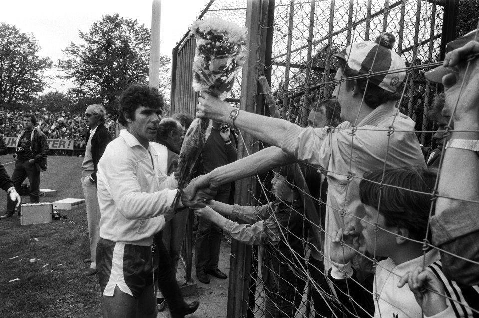 Supporter nemen afscheid van Wim van Hanegem (Feyenoord) na zijn laatste competi, Bestanddeelnr 932-5889