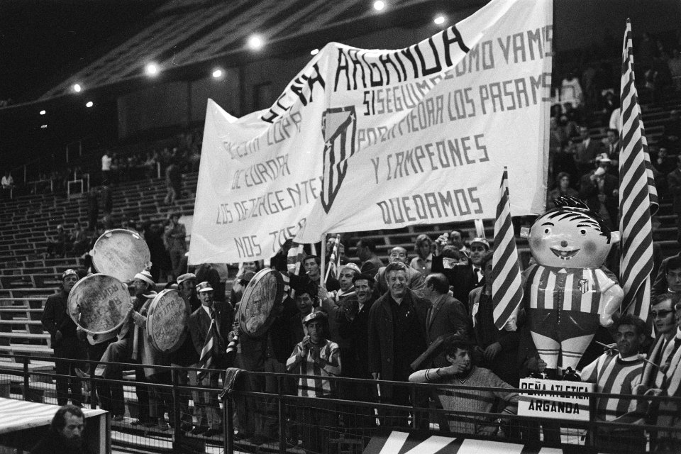 Supporters met spandoeken, Bestanddeelnr24-4548 en 924-4549