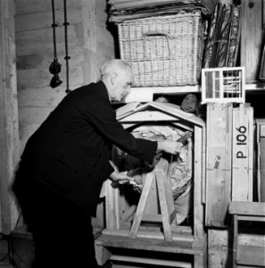 Suppoost verwijdert of brengt een klem aan op de bekisting van de opgerolde Nac, Bestanddeelnr 900-2434