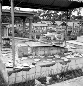 Surabaya Het Europese kerkhof te Lawang werd door de TNI onteerd en geschonden., Bestanddeelnr 12004