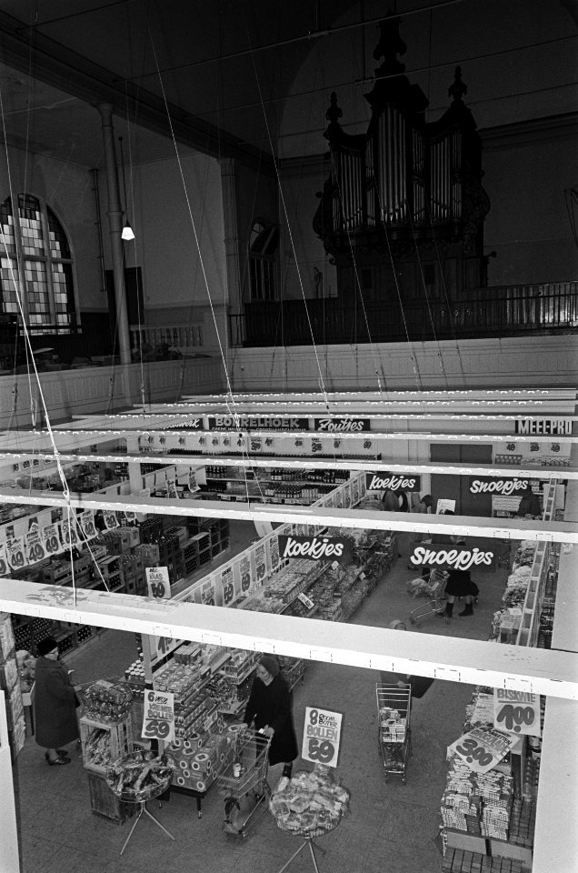 Supermarkt van Jac Hermans in kerk van Albert Cuypstra interview, Bestanddeelnr 921-1820