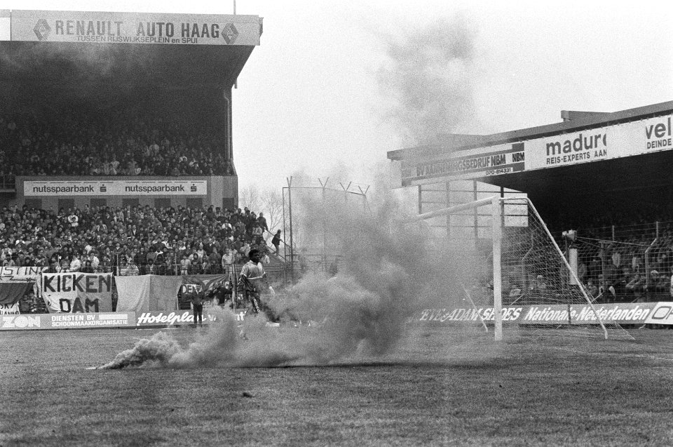 Supportersrellen tijdens Den Haag tegen Ajax in Den Haag Rookbommen, Bestanddeelnr 933-9084