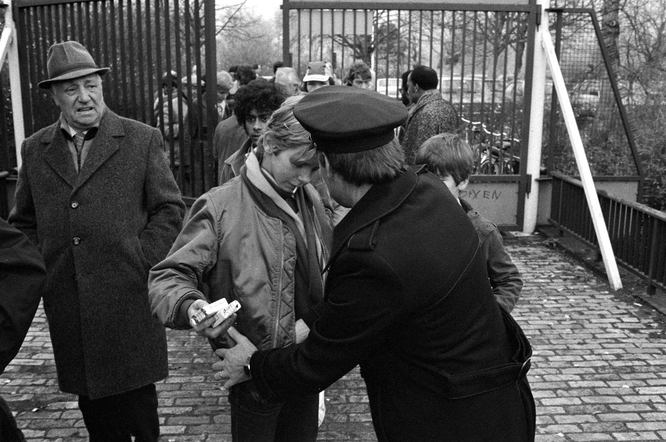 Supporters worden gefouilleerd bij de ingang van het stadion, Bestanddeelnr 931-8453