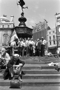 Supporters met vlaggen op Piccadilly Circus, Bestanddeelnr 924-6100