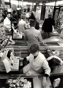 Supermarkt De Kijkgrijp aan de Gedempte Oude Gracht 56. Aangekocht in 1987 van United Photos de Boer bv. - Negatiefnummer 25235 k 30. - Gepubliceerd in het Haarlems Dagblad van 14.06.1985. Identificat