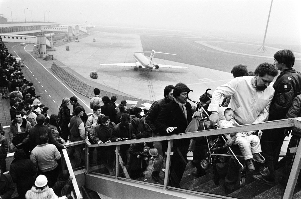 Supersonisch BritsFrans vliegtuig Concorde op Schiphol. Grote belangstelling vo, Bestanddeelnr 932-0084