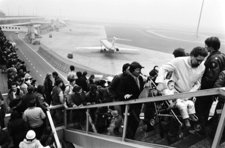 Supersonisch BritsFrans vliegtuig Concorde op Schiphol. Grote belangstelling vo, Bestanddeelnr 932-0084
