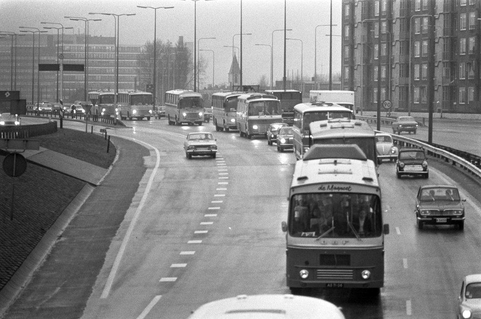 Supporters van AZ67 rijden in 150 bussen door Amsterdam, Bestanddeelnr 926-3203