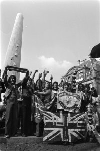 Supporters Manchester United op Dam in Amsterdam, Bestanddeelnr 928-7823