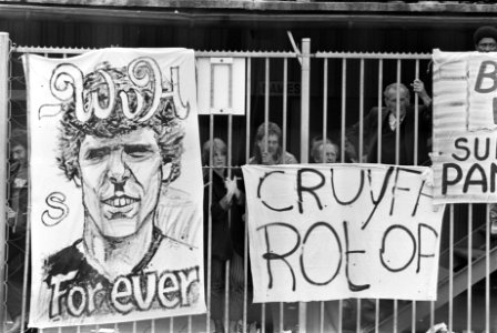 Supporters met spandoeken WvH-forever en Cruyff rot op, Bestanddeelnr 932-6128