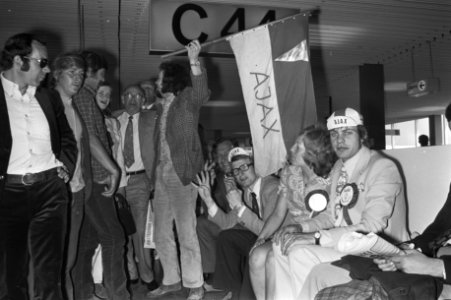 Supporters op Schiphol, Bestanddeelnr 924-6045 photo