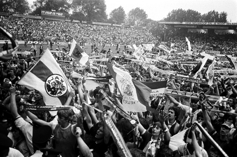 Supporters op het veld na afloop, Bestanddeelnr 930-2964