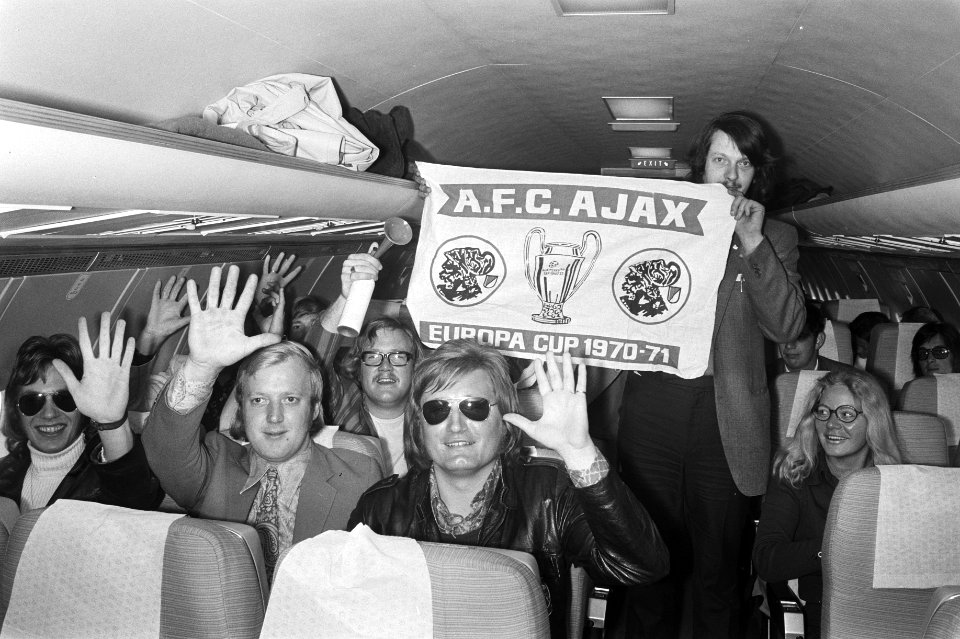 Supporters in het vliegtuig, Bestanddeelnr 924-6044